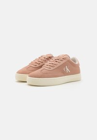Sneakers bassi in suede rosa con dettagli bianchi, punta rotonda, design con lacci e una spessa suola in gomma avorio. Presenta il logo sul lato.