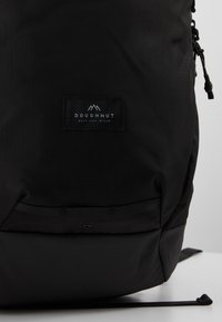 Doughnut ASTIR - Ryggsekk - black