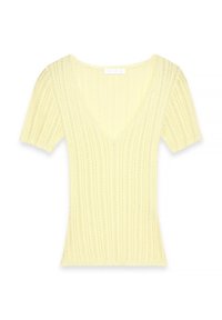 Geltonas megztinis su trumpomis rankovėmis, V formos iškirpte ir vertikaliu raštu. Apkarpyti kraštai ir prisitaikanti siluetas.