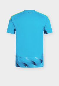 Blue athletic t-shirt featuring short sleeves, a round collar, and a gradient geometric pattern in darker blue at the bottom. "España" logo near the neck.