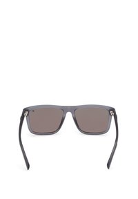 Gafas de sol rectangulares en negro mate con lentes de color oscuro y patillas ligeramente curvadas, mostradas desde el frente sobre un fondo blanco.