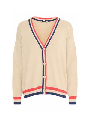 Beige cardigan med V-udskæring, der har rød og marineblå stribede ribkanter langs kraven, manchetterne og kanten, samt fem knapper foran.
