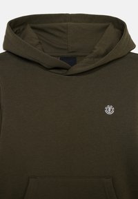 Olivengrønn hettegenser med lommer foran, laget av myk bomullstoff, med en hvit logo brodert på brystet.
