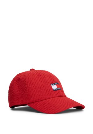 Piros, texturált baseballsapka ívelt karimával és a Tommy Hilfiger logóval az első panelen.