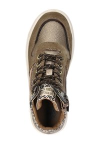 Bruine suède sneaker met een gestructureerde metalen bovenkant, bruine veters met stippen en een tong met luipaardprint. Witte zool met een subtiel ontwerp.