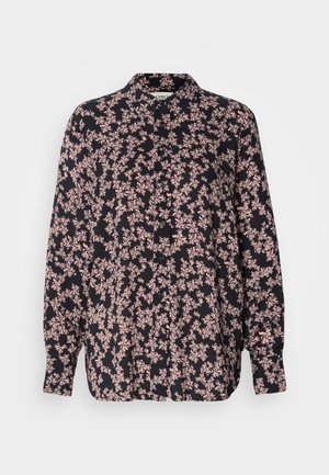 Koszula z długim rękawem o czarnym tle, z różowym wzorem kwiatowym. Zapinana na guziki z przodu, o luźnym kroju i miękkiej fakturze materiału.