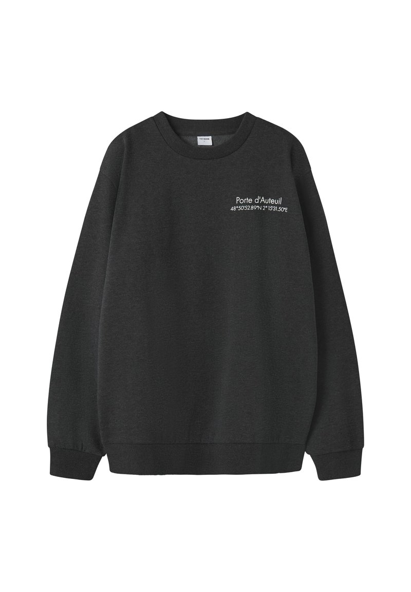 Melnas krāsas džemperis ar apaļu izgriezumu, garām piedurknēm un baltu uzrakstu uz krūtīm ar koordinātām un tekstu "Porte d'Auteuil".