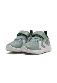 Scarpe da ginnastica verde chiaro con tomaia in rete, dettagli bianchi e una fascia in Velcro. Presentano una suola testurizzata e un colletto imbottito per il comfort.
