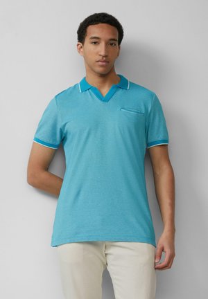 Türkisfarbenes Poloshirt mit kurzen Ärmeln, V-Ausschnitt, weißen Einsätzen am Kragen und an den Ärmeln sowie einer kleinen Brusttasche. Glatter, leichter Stoff.