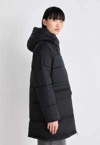 Tommy Jeans TJW MIDI VAIL PUFFER - Zimski kaput - black