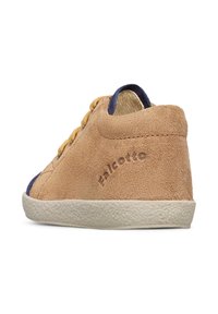 Chaussure décontractée en daim beige avec des lacets jaunes, une bordure bleu marine, une semelle blanche souple et le logo "Pallotto" sur le côté du talon.
