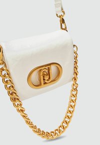 Weiße Handtasche aus Leder mit goldener Kettenriemen. Besitzt einen Verschluss mit ineinandergreifenden Initialen. Glatte Textur und strukturierte Form.