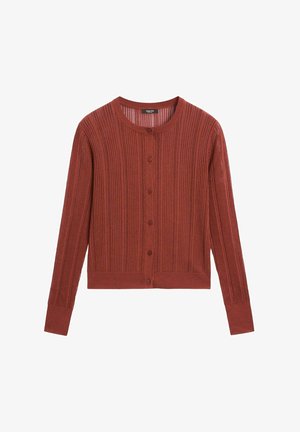 Gilet en maille côtelée couleur rouille avec manches longues et fermeture à boutons sur le devant, sur fond blanc.