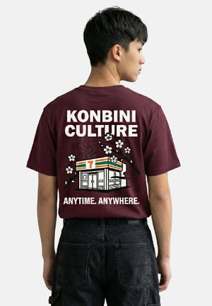 RoamLikeSummer, KONBINI CULTURE UNISEX - Print T-shirt - dark cherry