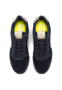 Marineblaue Sneaker aus Mesh- und Wildledermaterialien; strukturierte, dunkelgraue Akzente, flache Schnürsenkel und eine lebendige gelbe Innensohle mit Branding.