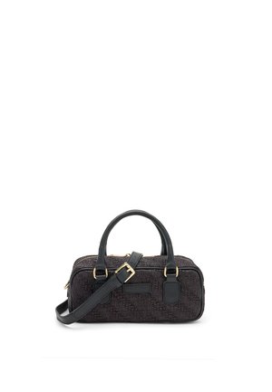 Sac à main rectangulaire noir texturé avec deux poignées supérieures et une bandoulière réglable ornée de ferrures dorées.