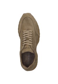 Bruna mockasnörskor med rund tå, texturerad ovandel och kontrasterande gummisula. Snörningsdesign med ton-i-ton snören och varumärke inuti skon.