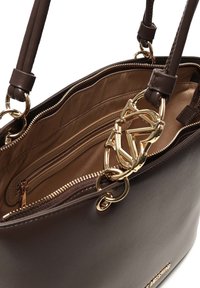 Borsa a tracolla in pelle marrone scuro con dettagli in catena dorata, manici doppi, chiusura con zip e foderatura interna beige con una tasca interna con zip.