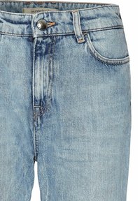 Hellblaue Denim-Jeans mit einem klassischen Fünf-Taschen-Design, orangefarbenen Nähten, einem Metallknopfverschluss und einer leicht ausgewaschenen Textur.