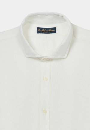 Wit overhemd met knopen, een casual kraag en een donkerblauw Brooks Brothers-label aan de binnenkant van de kraag genaaid.