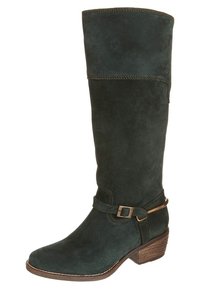 Bota de ante verde oscuro hasta la rodilla con punta redondeada, una correa decorativa con una hebilla de metal y un tacón bajo apilado. Textura suave.