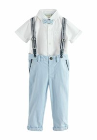 Biała koszula z krótkim rękawem z muszką, niebieskimi szelkami i jasnoniebieskimi spodniami z mankietami. Posiada kieszeń na piersi oraz ozdobne detale.