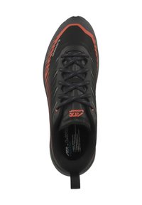 Zwarte sportieve schoen met rode accenten, textuur bovenwerk, verstevigde neus en donkerdere laces. Inclusief een trekhaak bij de hiel voor eenvoudig aan- en uittrekken.