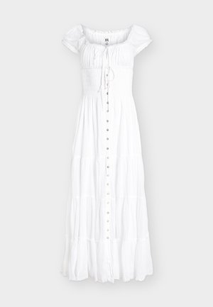 Balta, trumpomis rankovėmis, sluoksniuota ilga suknelė su priekinėmis sagomis, rauktu liemeniu ir maža kaspinėliu prie iškirptės.