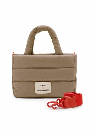 Sac à main matelassé beige avec poignées courtes et étiquette extérieure, accompagné d'une bandoulière rouge vif amovible avec crochets.