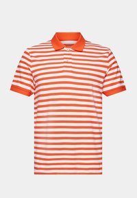 Polo rayé orange et blanc avec un col court, doté d'une patte de boutonnage à trois boutons et de poignets côtelés. Texture du tissu lisse.