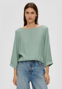 s.Oliver MIT GLATTER RÜCKENPARTIE - Langarmshirt - salbeigrün