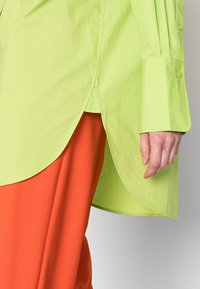 ARKET SHIRT - Blusa com botões - green
