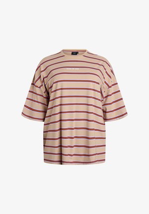 T-shirt beige oversize avec manches larges et rayures horizontales rouges, noires et blanches, avec le texte "STATE OF EASE" sur la poitrine.
