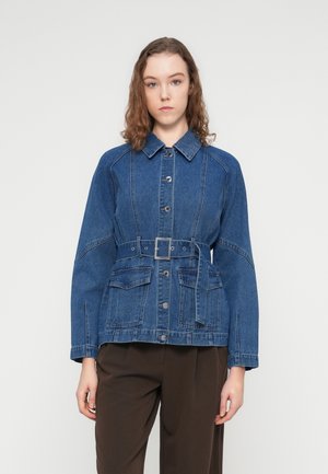 Denimjakke med bælte i taljen, klassisk krave, knaplukning og to forlommer; har et let struktureret design og blå farve.