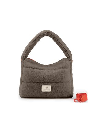 Zachte grijze fleece handtas met een gevoerde handgreep, rechthoekige vorm en een klein wit label aan de voorkant, naast een afneembare rode riem.
