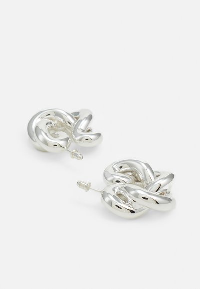 Silberne Metalldauerstecker-Ohrringe mit ineinander verschlungenen, glatten, gedrehten Schleifen und einem glänzenden Finish sowie einem Steckverschluss für sicheren Halt.