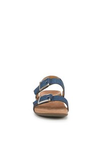 Blauwe denim-stijl sandalen met twee verstelbare banden, zilveren hardware en een kurken voetbed. Platte zool en gestructureerd voetbed voor comfort.