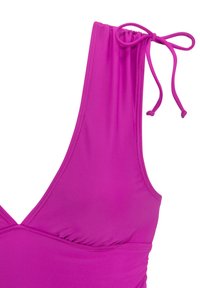 Fuchsia badpak met brede schouderbanden en strikdetail, geplooide stof rond de buste en een gladde, soepele textuur.