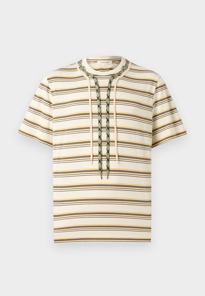 T-shirt crème à manches courtes avec des rayures horizontales marron et jaunes, et des cordons de serrage à motifs verts et beiges au niveau de l'encolure.