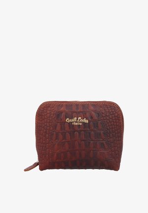 Kleine bruine leren pouch met ritssluiting, krokodillenstructuur en "Custil Leder studio" in goud geperst aan de voorkant.