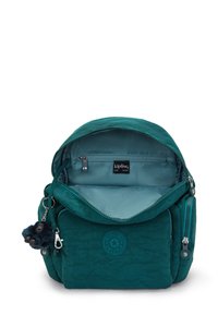 Mochila verde azulado con una textura suave, bolsillo con cremallera y logotipo. Cuenta con un llavero de peluche adjunto y un interior amplio y forrado.