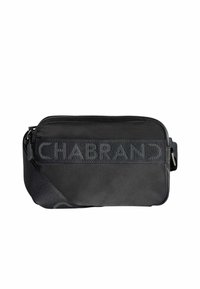 Bolsa bandolera negra de nailon con cierre de cremallera, que cuenta con una correa destacada con el logo de CHABRAND y un diseño elegante. Detalles texturizados en los laterales.