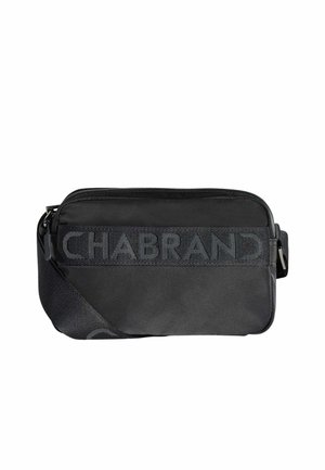 Sacoche en nylon noir avec une fermeture éclair, présentant une bandoulière avec le logo CHABRAND bien en vue et un design élégant. Accents texturés sur les côtés.