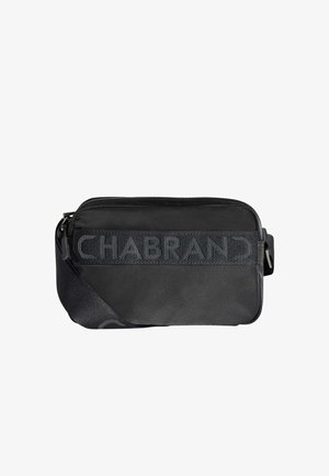Borsa a tracolla nera in nylon con chiusura a zip, caratterizzata da una prominente tracolla con logo CHABRAND e un design elegante. Dettagli testurizzati sui lati.