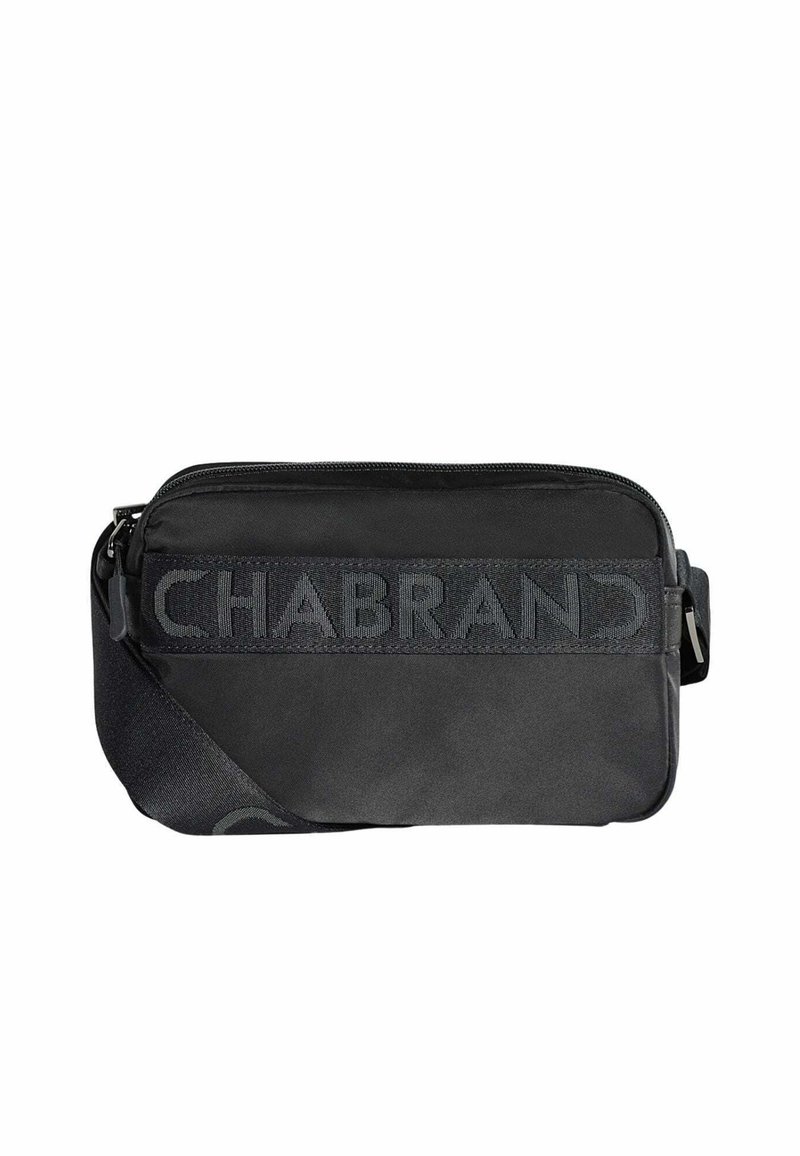 Bolsa bandolera negra de nailon con cierre de cremallera, que cuenta con una correa destacada con el logo de CHABRAND y un diseño elegante. Detalles texturizados en los laterales.