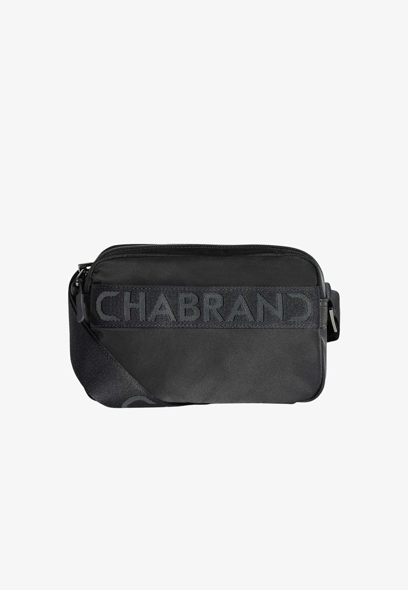 Bolsa bandolera negra de nailon con cierre de cremallera, que cuenta con una correa destacada con el logo de CHABRAND y un diseño elegante. Detalles texturizados en los laterales.