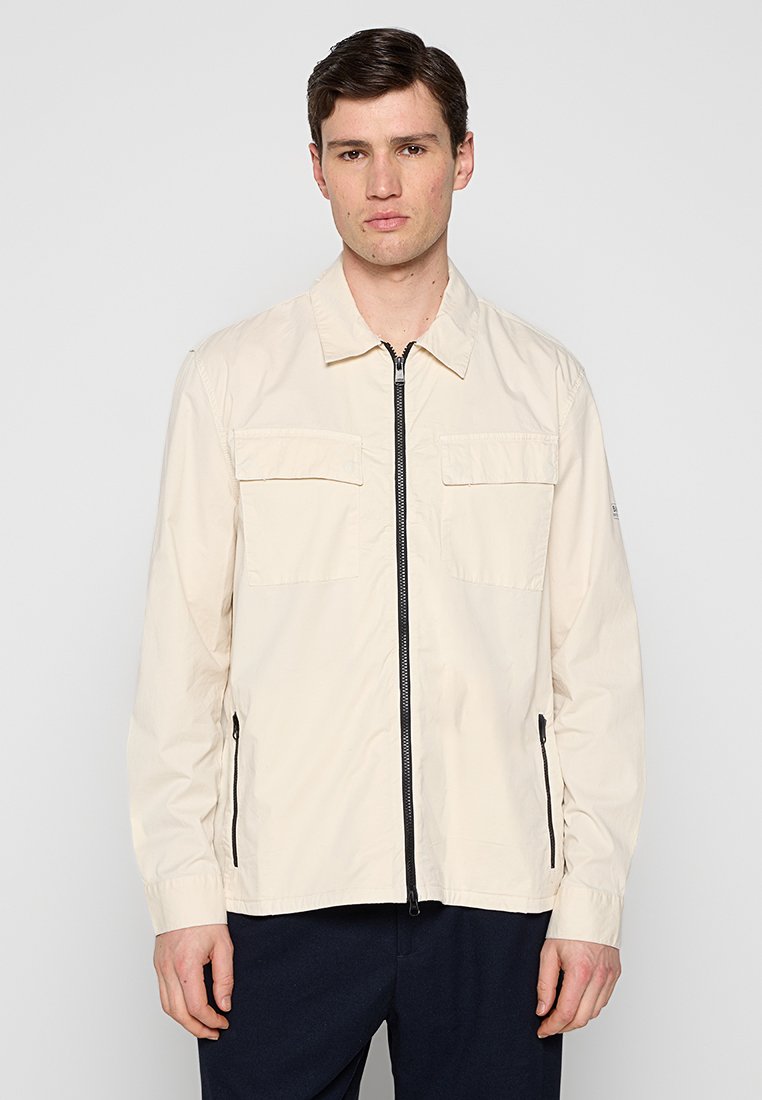 Barbour International Lichte jas crème