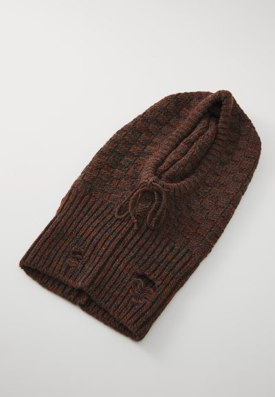 Berretto lavorato a maglia marrone con un motivo testurizzato, dotato di chiusura con cordino nella parte superiore e due piccoli dettagli a forma di taglio sul bordo.