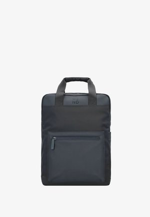 Schwarzer Nylon-Rucksack mit doppeltem Oberhandgriff, einer vorderen Reißverschlusstasche und glatter Textur. Subtiles Logo über der Tasche in Dunkelgrau. Rechteckige Form.