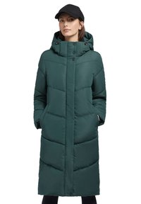 Palton verde lung din material pufos, cu guler înalt, închidere cu capse și două buzunare laterale. Are un design matlasat și glugă ajustabilă.
